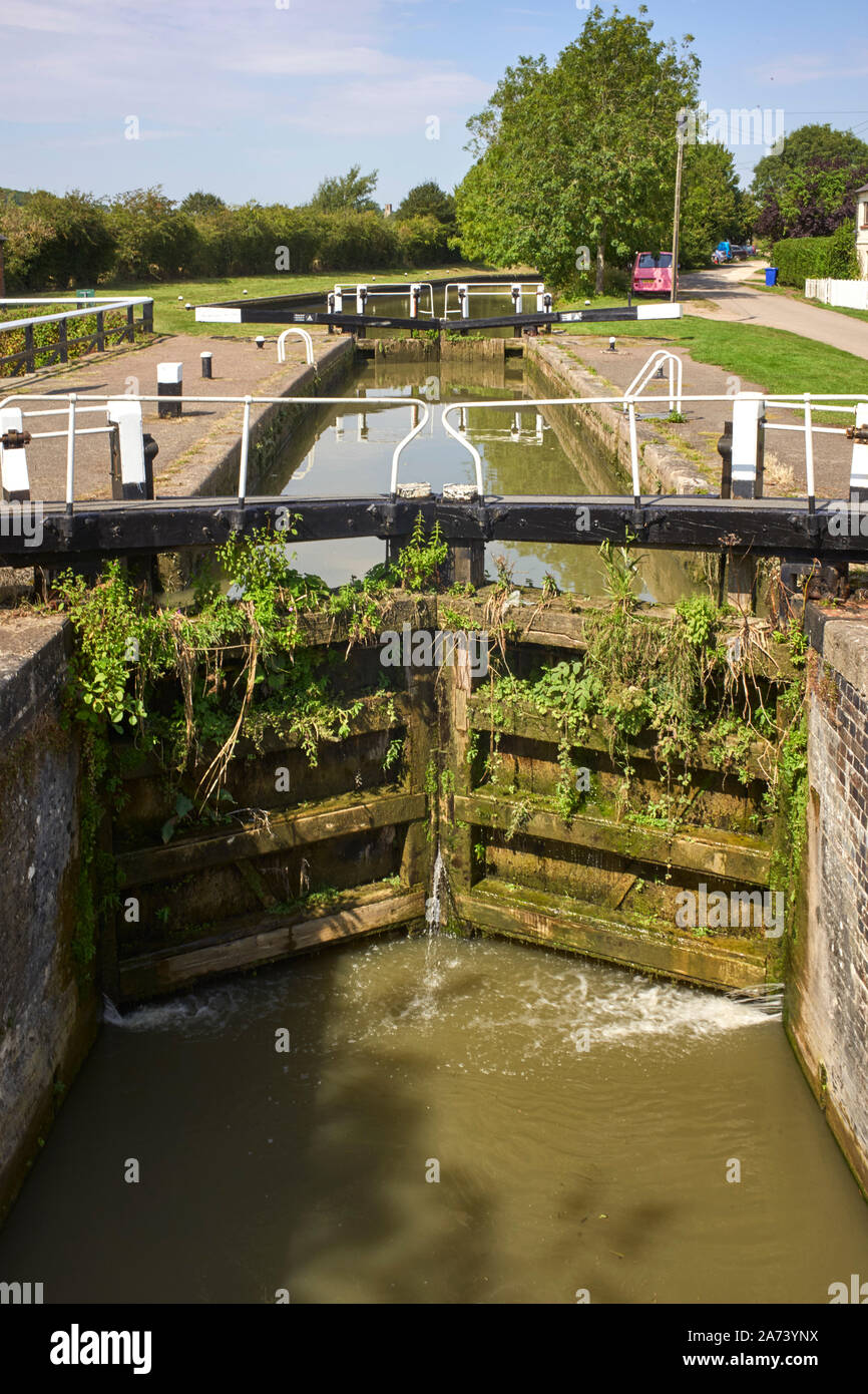 Bottom Lock auf der Stoke Bruerne Flug von Sperren auf dem Grand Union Canal, weedy Tore Stockfoto