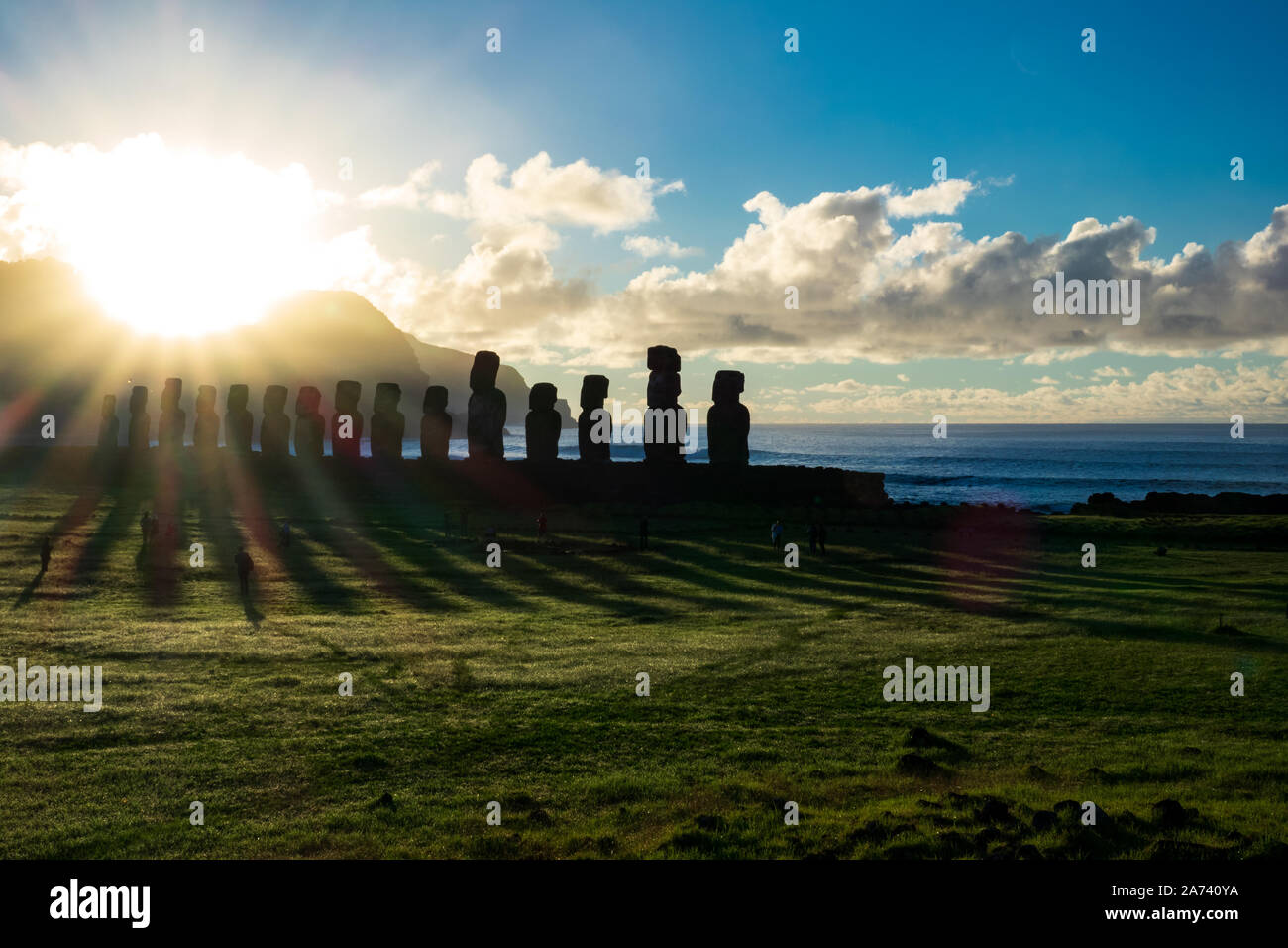Riesige Sun Ray Leuchten hinter Ahu Tongariki moais auf Rapa Nui Stockfoto