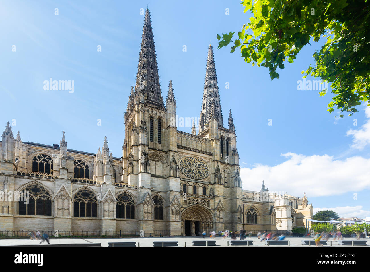 Sommer Blick an den Bau der Kathedrale von Bordeaux, die Römisch-katholische Kirche in der französischen Stadt Bordeaux. Stockfoto