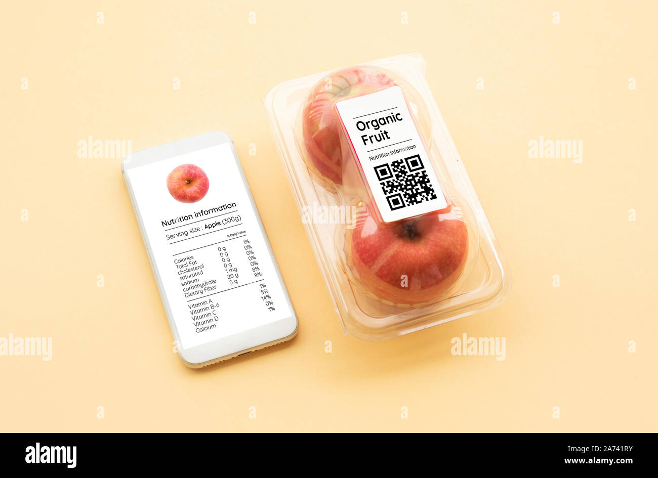 Ernährung Informationen von biologischem Obst mit Apple in Verpackungen und Daten von QR-Code auf Smart Phone. Essen und gesunde Konzepte Ideen, Ansicht von oben Stockfoto