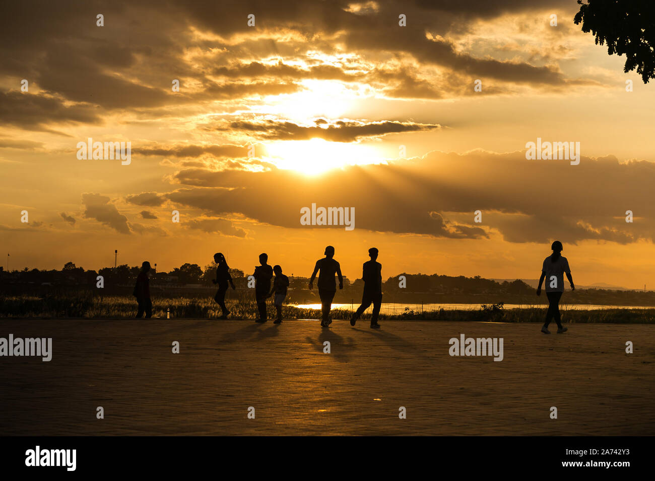 Vientiane, Laos. 29 Okt, 2019. Menschen haben körperliche Übungen durch den Fluss Mekong in Vientiane, Laos, Okt. 29, 2019. Credit: Kaikeo Saiyasane/Xinhua/Alamy leben Nachrichten Stockfoto