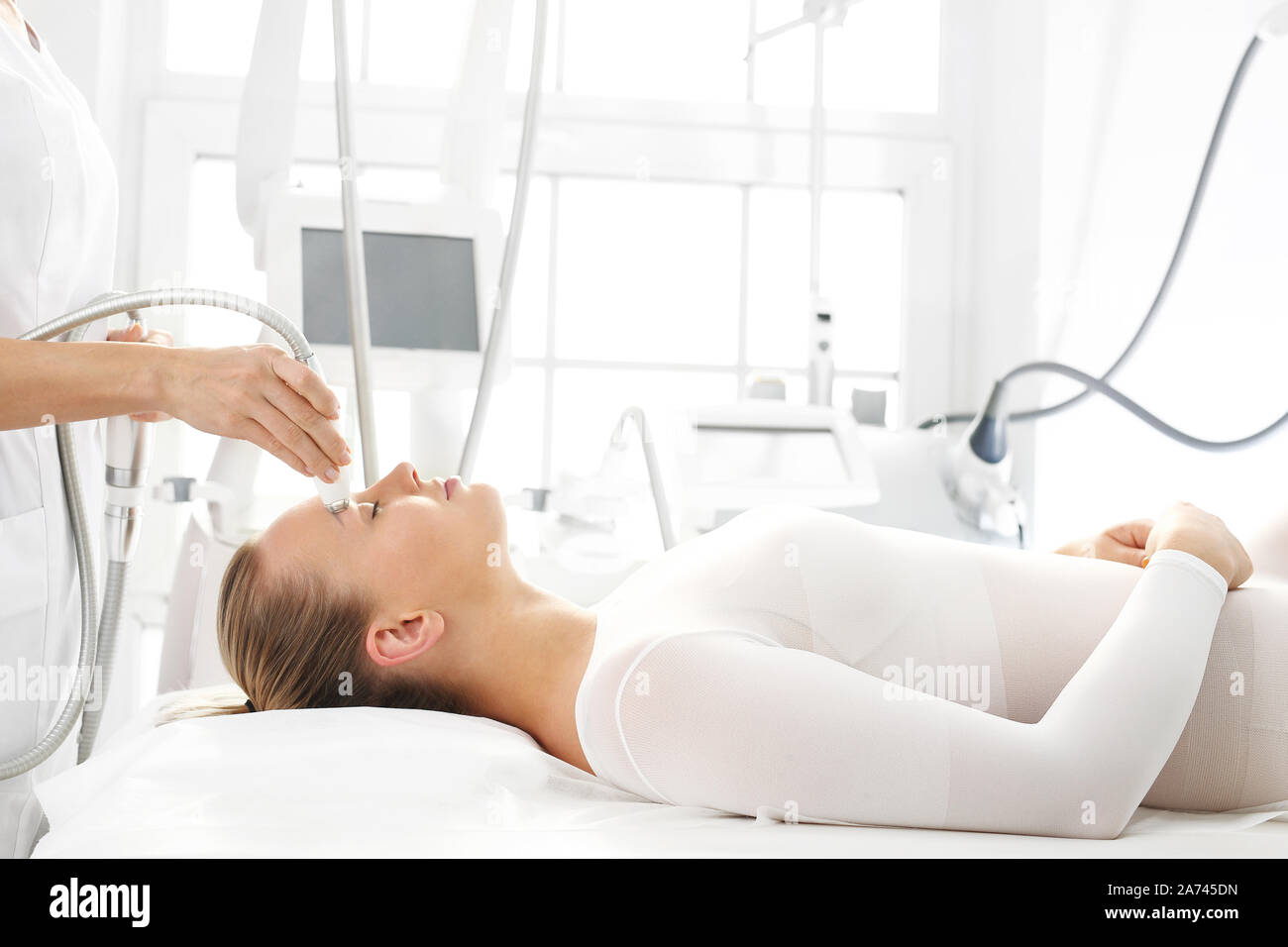 Anheben. Face Lifting. Eine verjüngende kosmetische Behandlung in der ästhetischen Medizin Klinik. Stockfoto