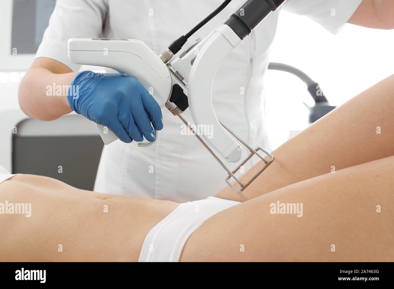 Laser Haarentfernung. Frau in einem kosmetischen Klinik während Laser Haarentfernung der Schenkel Stockfoto Laser Haarentfernung. Frau in einem kosmetischen Klinik während Laser Haarentfernung der Schenkel Stockfoto