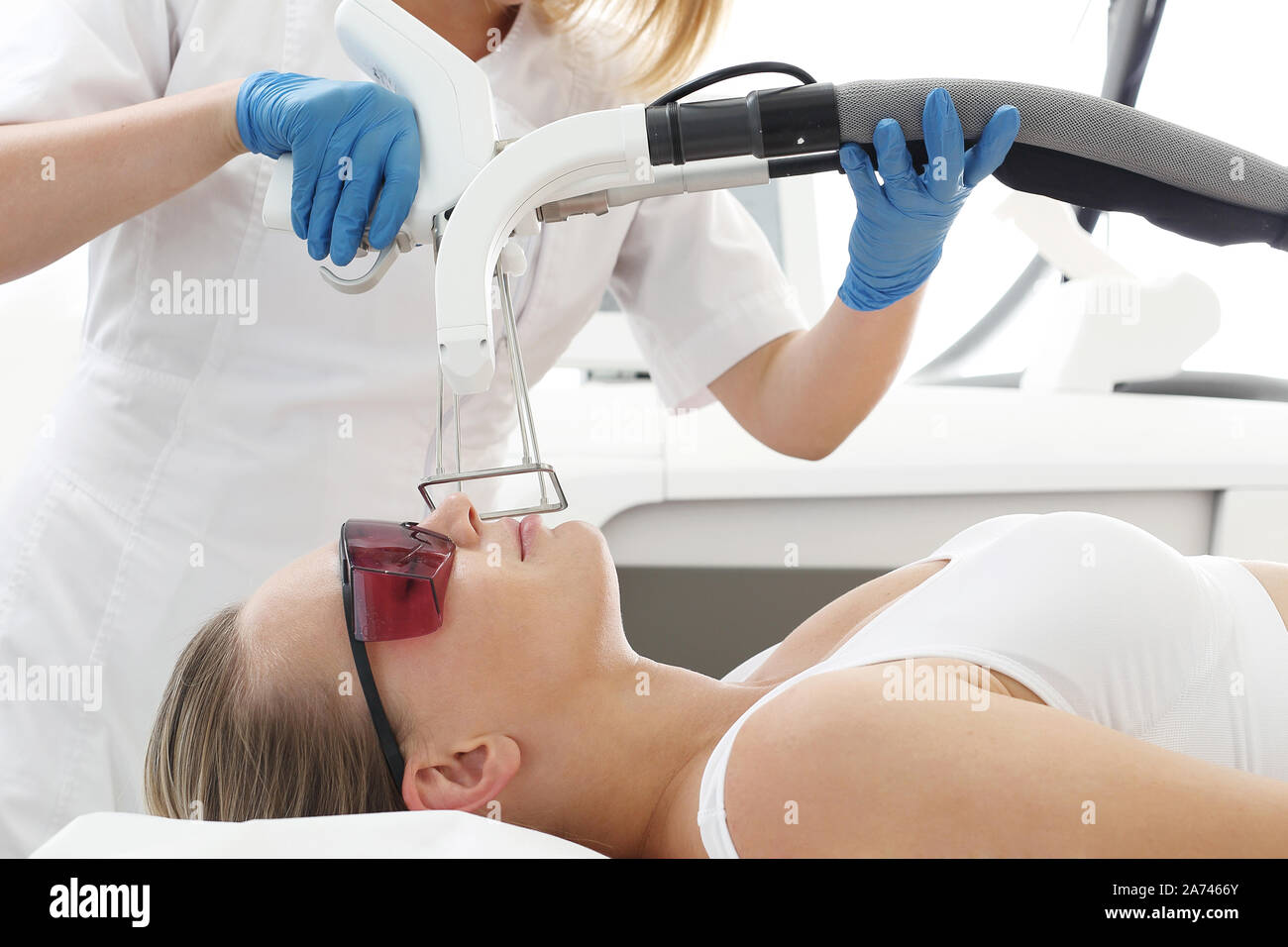 Laser Haarentfernung. Frau in einem kosmetischen Klinik während Schnurrbart Haarentfernung. Stockfoto