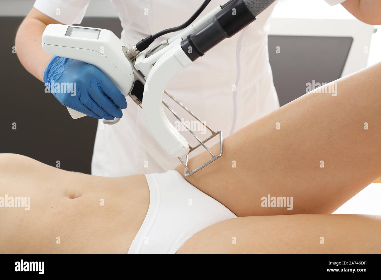 Laser Haarentfernung. Eine Frau in einem kosmetischen Klinik während einer Laser Haarentfernung in der Bikinizone Stockfoto Laser Haarentfernung. Eine Frau in einem kosmetischen Klinik während einer Laser Haarentfernung in der Bikinizone Stockfoto