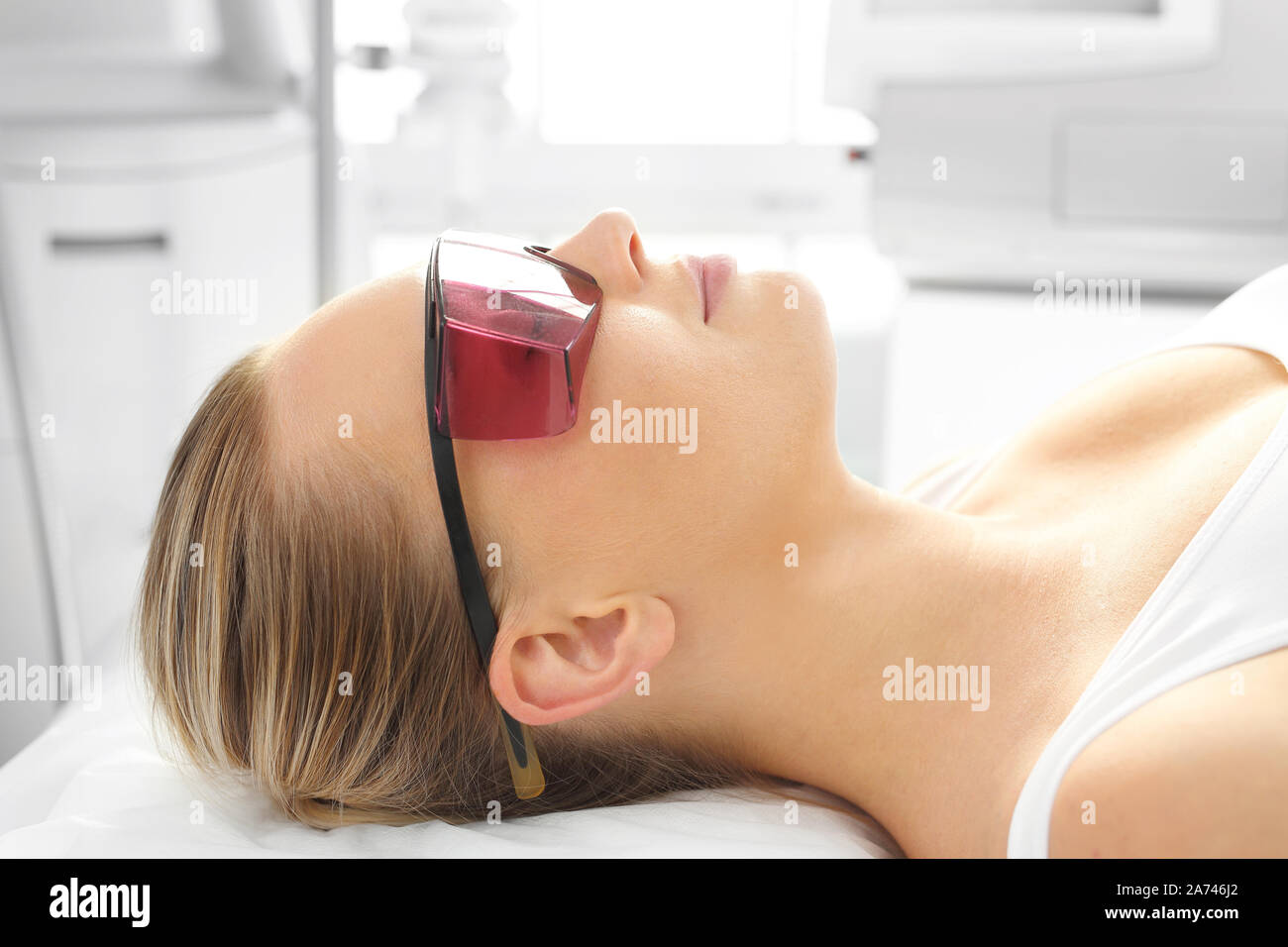 Laser care. Glatte, verjüngte Gesichtshaut. Laser Therapie Stockfoto Laser care. Glatte, verjüngte Gesichtshaut. Laser Therapie Stockfoto