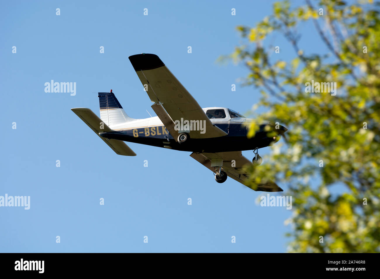 Fotografische Fehler. Piper PA -28-161 Cherokee Krieger II Landung am Flugplatz Wellesbourne, Warwickshire, Großbritannien (G-BSLK) Stockfoto