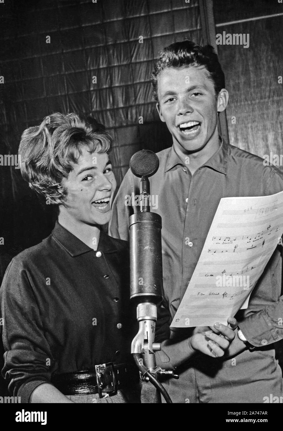 Wenn die Conny mit dem Peter, Deutschland 1958, Regie: Fritz Umgelter Darsteller: Cornelia, Conny Froboess, Peter Kraus Stockfoto