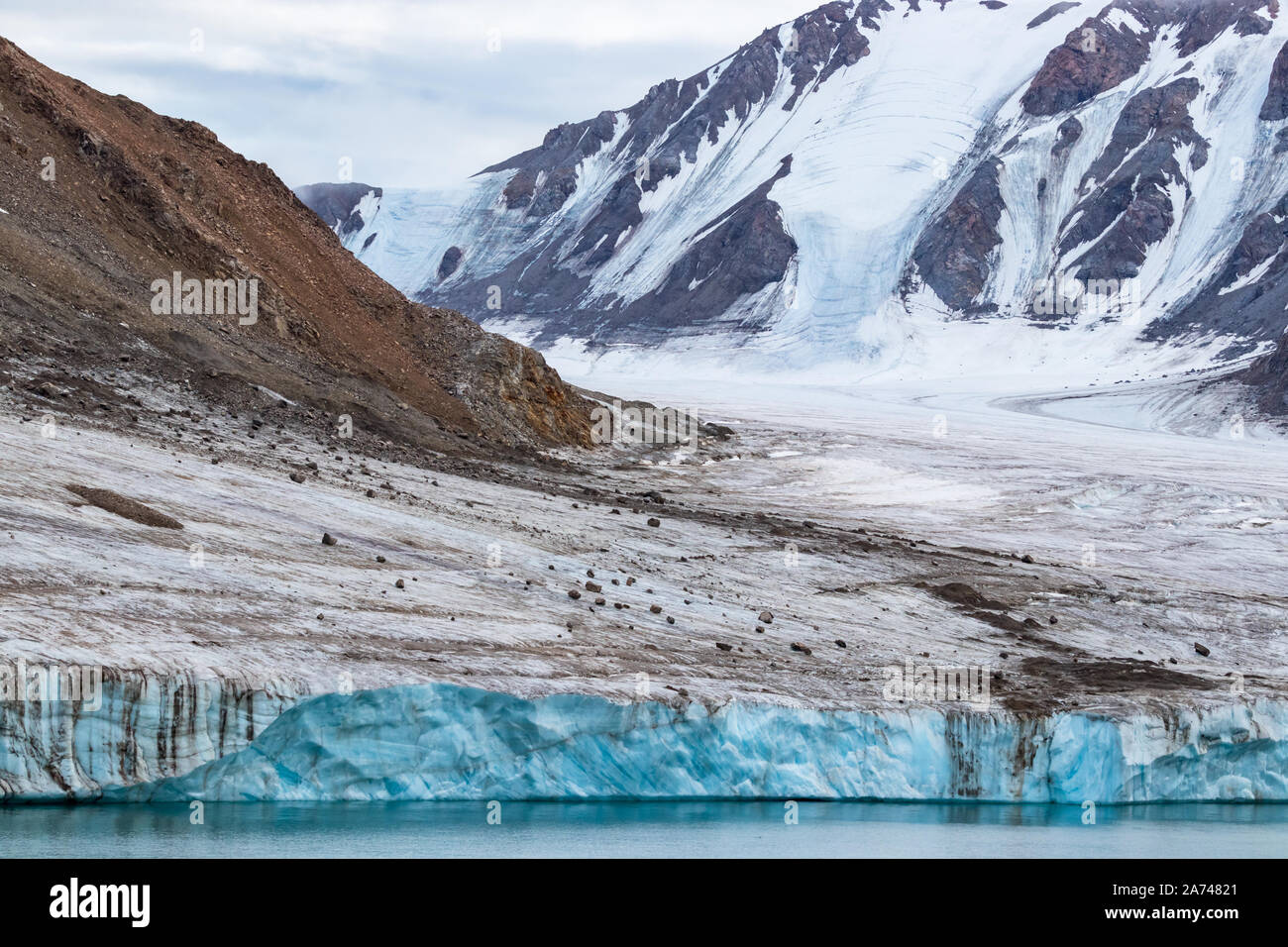 Detail am Rande eines Gletschers in Ellesmere Island, Teil der Qikiqtaaluk Region im kanadischen Territorium Nunavut Stockfoto