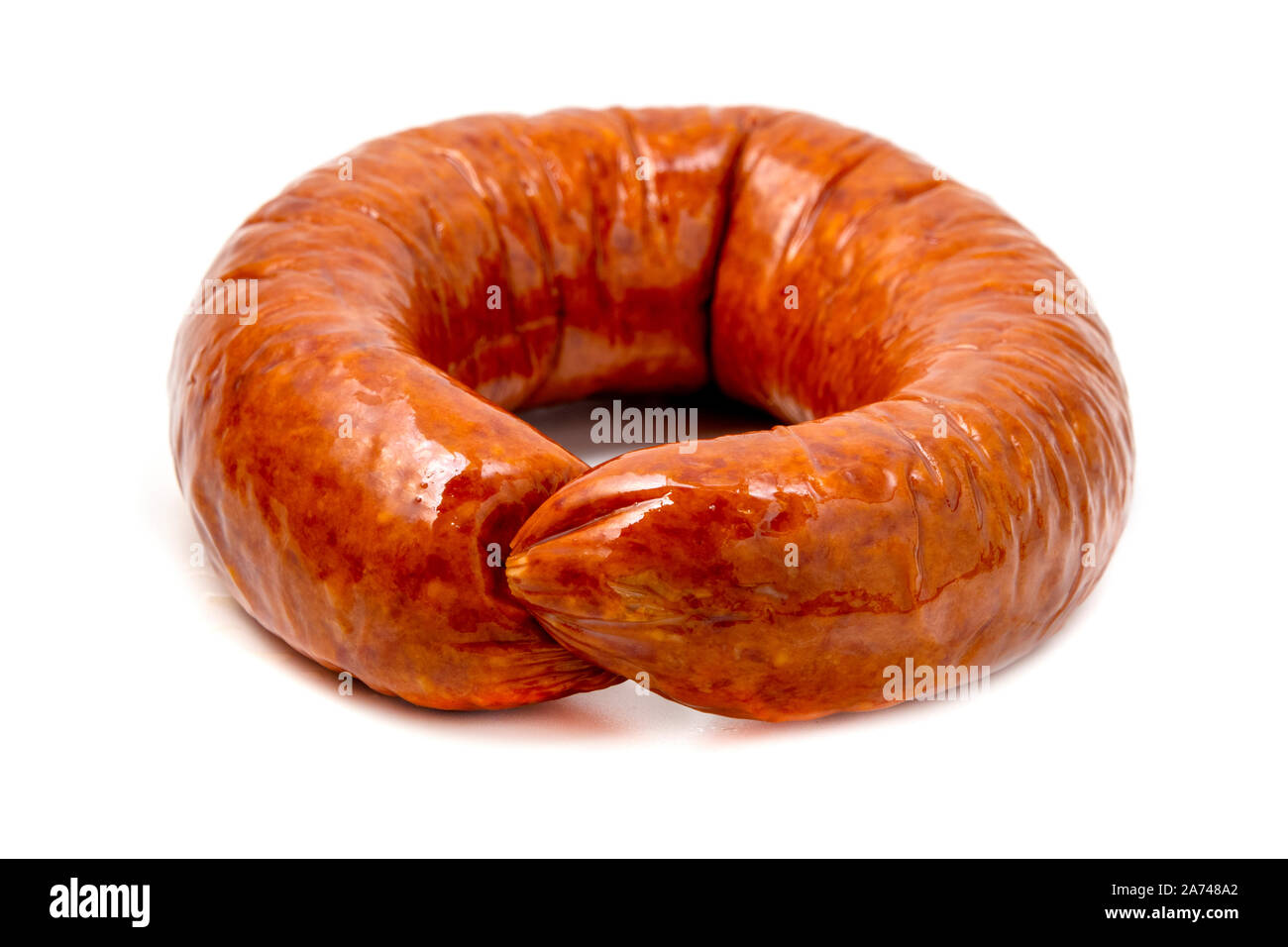 Krakowska, eine traditionelle polnische Wurst, auf weißem Hintergrund Stockfoto