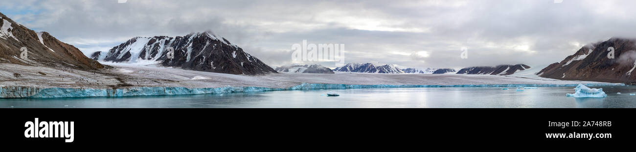 Panorama von einem Gletscher und Berge in Ellesmere Island, Teil der Qikiqtaaluk Kanada. Stockfoto