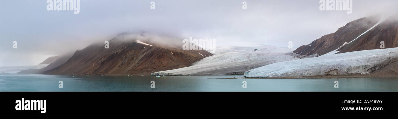 Panorama von einem Gletscher und Berge in Ellesmere Island, Teil der Qikiqtaaluk Kanada. Stockfoto