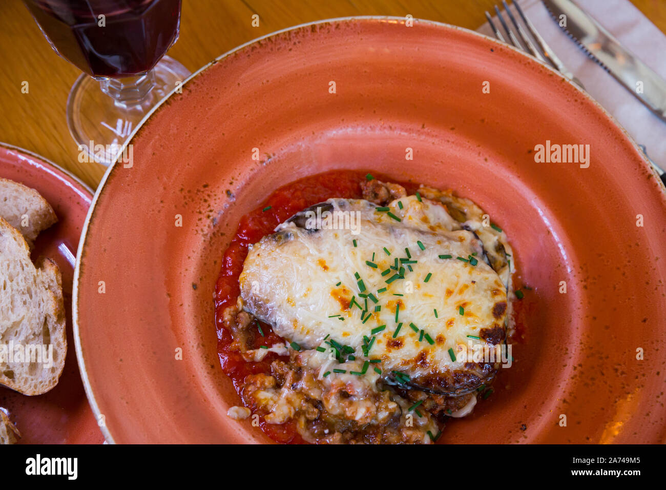 Aubergine lecker backen mit Fleisch und Käse, moussaka Stockfoto