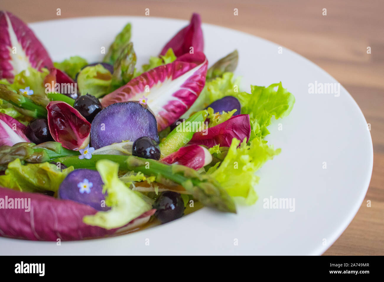 Essen Fotografie von einem bunten Salat mit blauen Kartoffeln Stockfoto