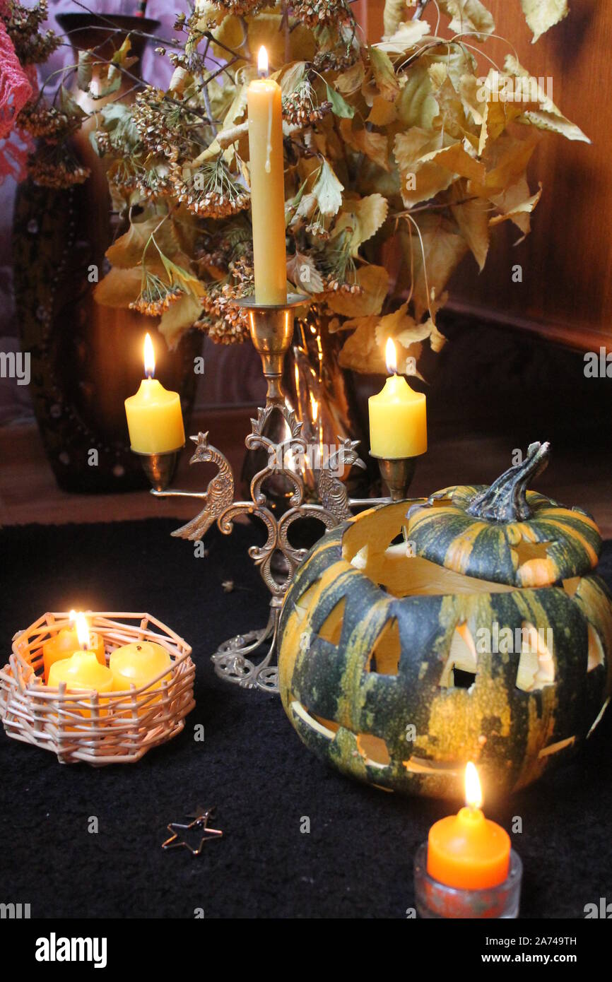 Retro Style bronze Leuchter mit brennenden Kerzen und traditionelle Laterne aus Kürbis Deko für Halloween Urlaub Stockfoto
