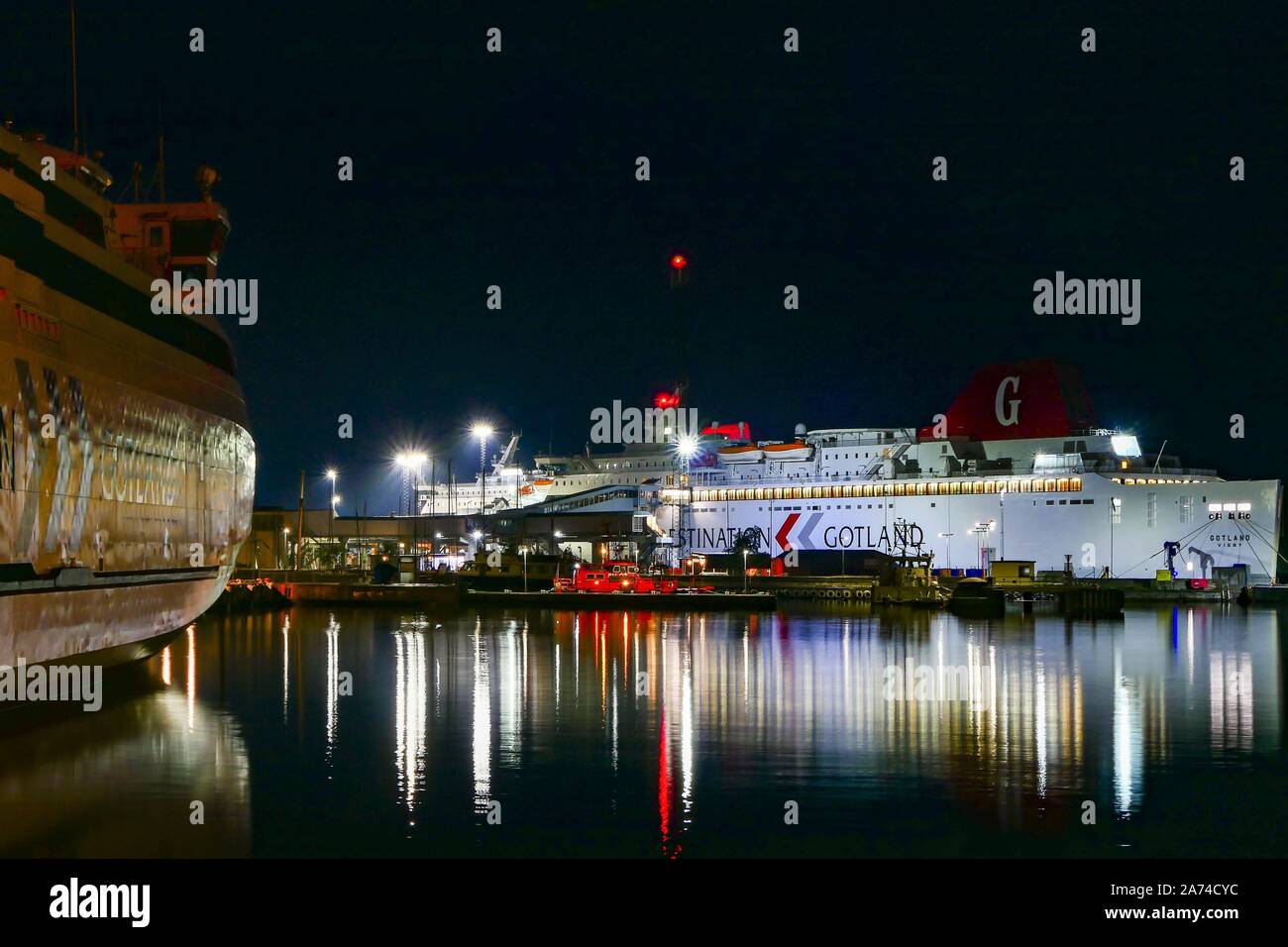 Visby, Gotland, Schweden Der Hafen von Visby bei Nacht mit Segelbooten. | Verwendung weltweit Stockfoto