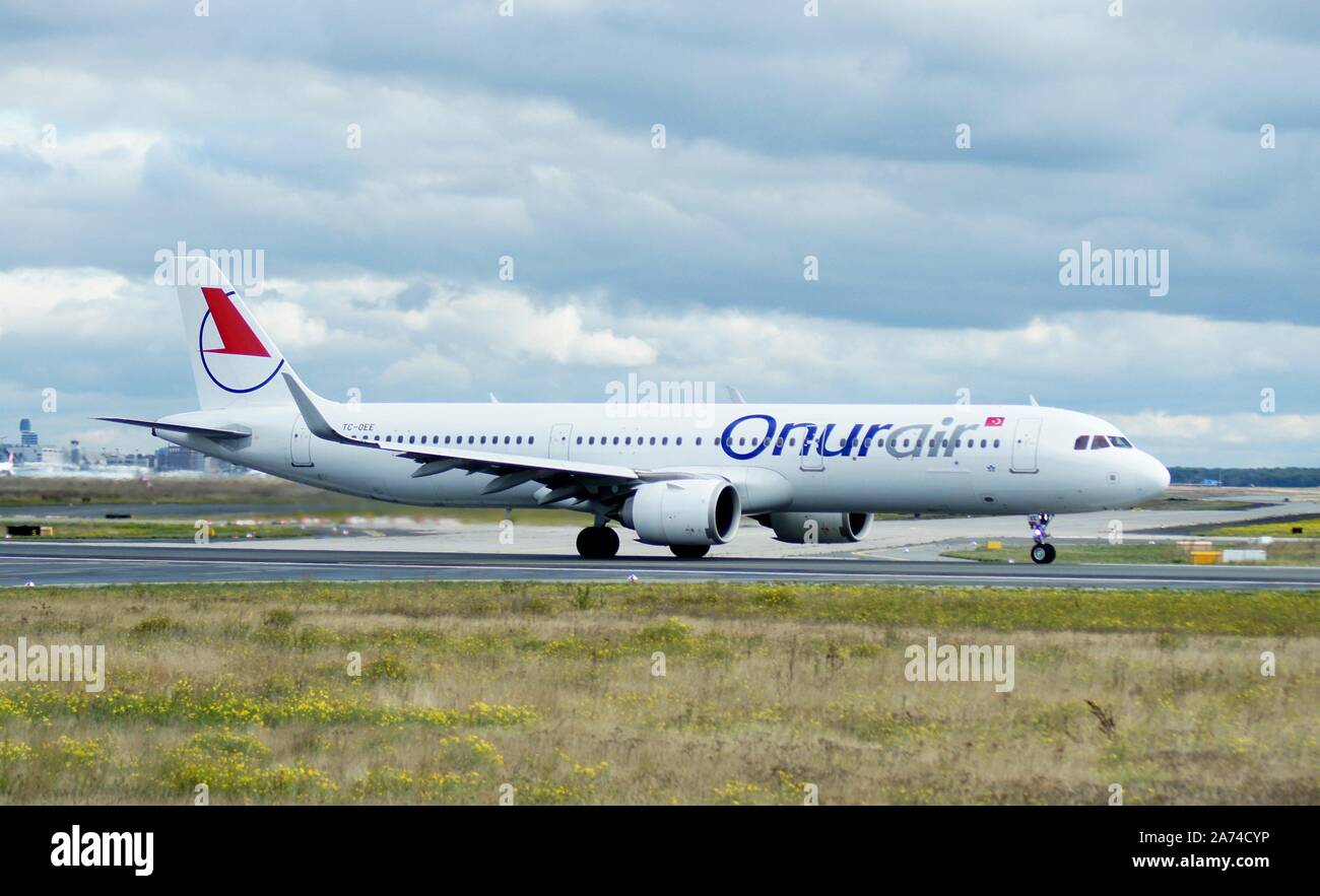 Rhein-Main-Flughafen Frankfurt. Ein Airbus A321 der Türkischen Charterfluggesellschaft Onurair, Start auf der West. Zusätzlich zu den Flughäfen innerhalb der Türkei, die Fluglinie fliegt auch auf der Mittelstrecke Destinationen in Europa. | Verwendung weltweit Stockfoto
