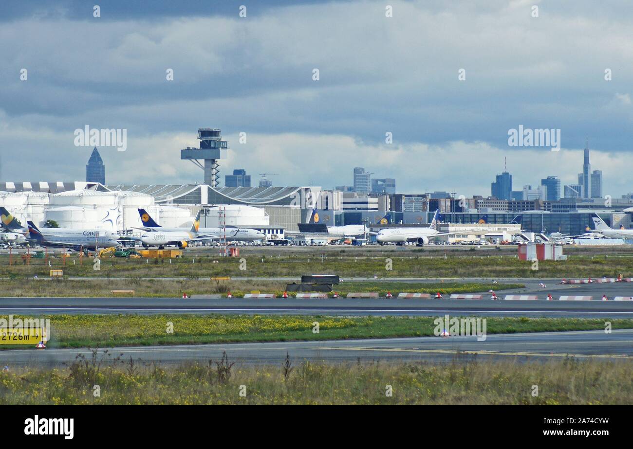 Rhein-Main-Flughafen Frankfurt. Teilweiser Blick von Westen des Flughafens Frankfurt am Main. Im Hintergrund kann man die Wolkenkratzer von Frankfurt. | Verwendung weltweit Stockfoto