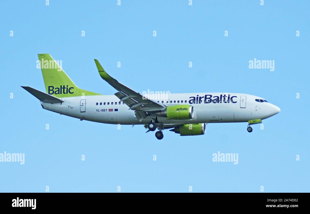 Rhein-Main-Flughafen Frankfurt. Flughafen Frankfurt. Eine Boeing 737-36 Q der lettische Fluggesellschaft airBaltic, nähert sich der südlichen Start- und Landebahn. | Verwendung weltweit Stockfoto