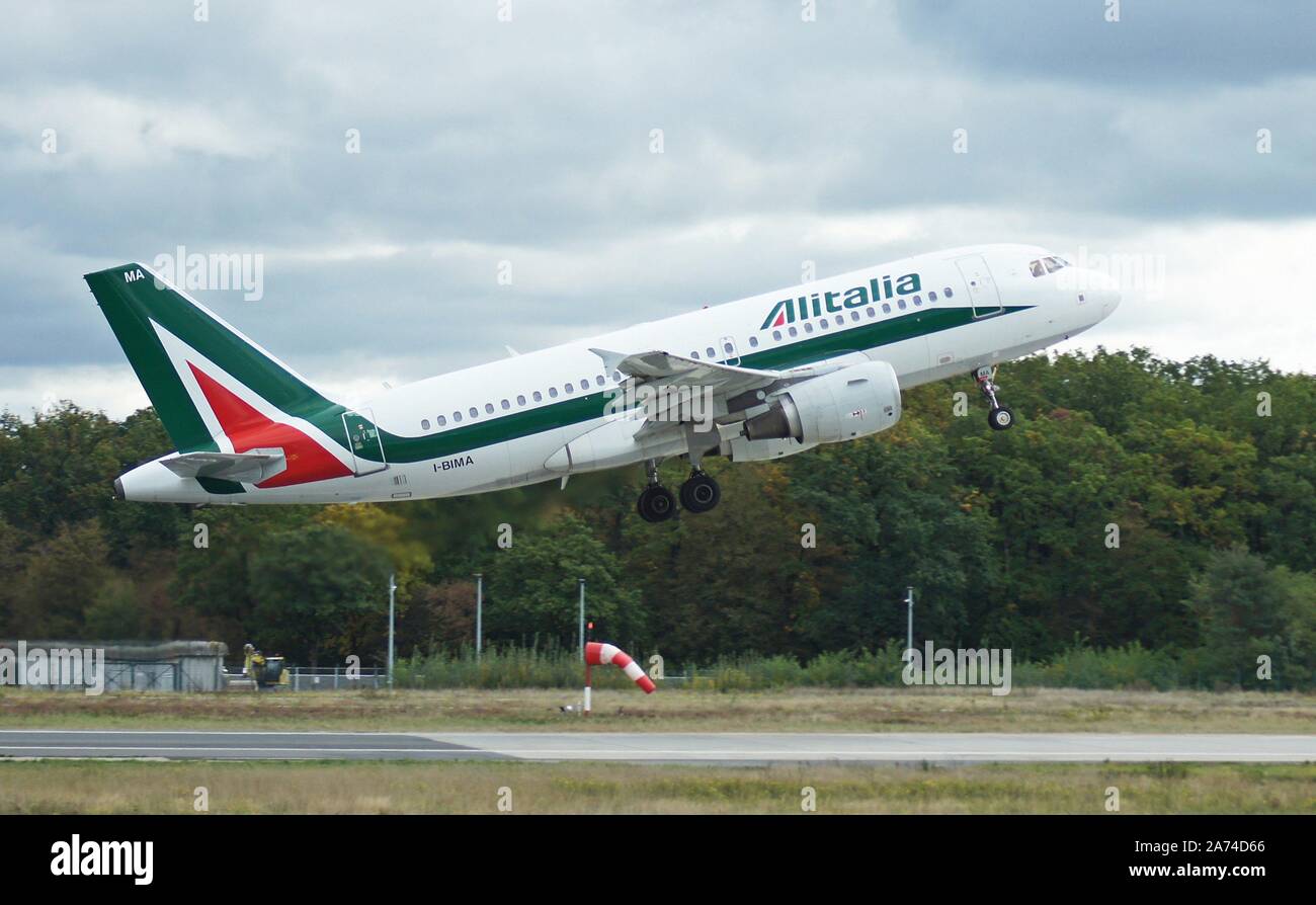 Rhein-Main-Flughafen Frankfurt. Flughafen Frankfurt. Ein Passagierflugzeug Airbus A319 der italienischen Fluggesellschaft Alitalia, entfernt sich von der Startbahn West. | Verwendung weltweit Stockfoto