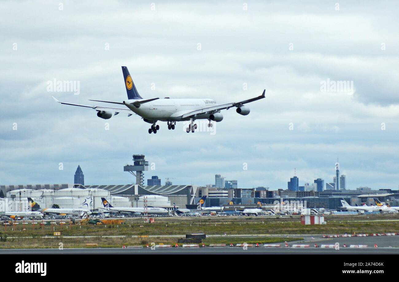Rhein-Main-Flughafen Frankfurt. Teilweiser Blick von Westen des Flughafens Frankfurt am Main. Im Hintergrund kann man die Wolkenkratzer von Frankfurt. Ein Lufthansa Airbus A340 landet auf der südlichen Start- und Landebahn. | Verwendung weltweit Stockfoto