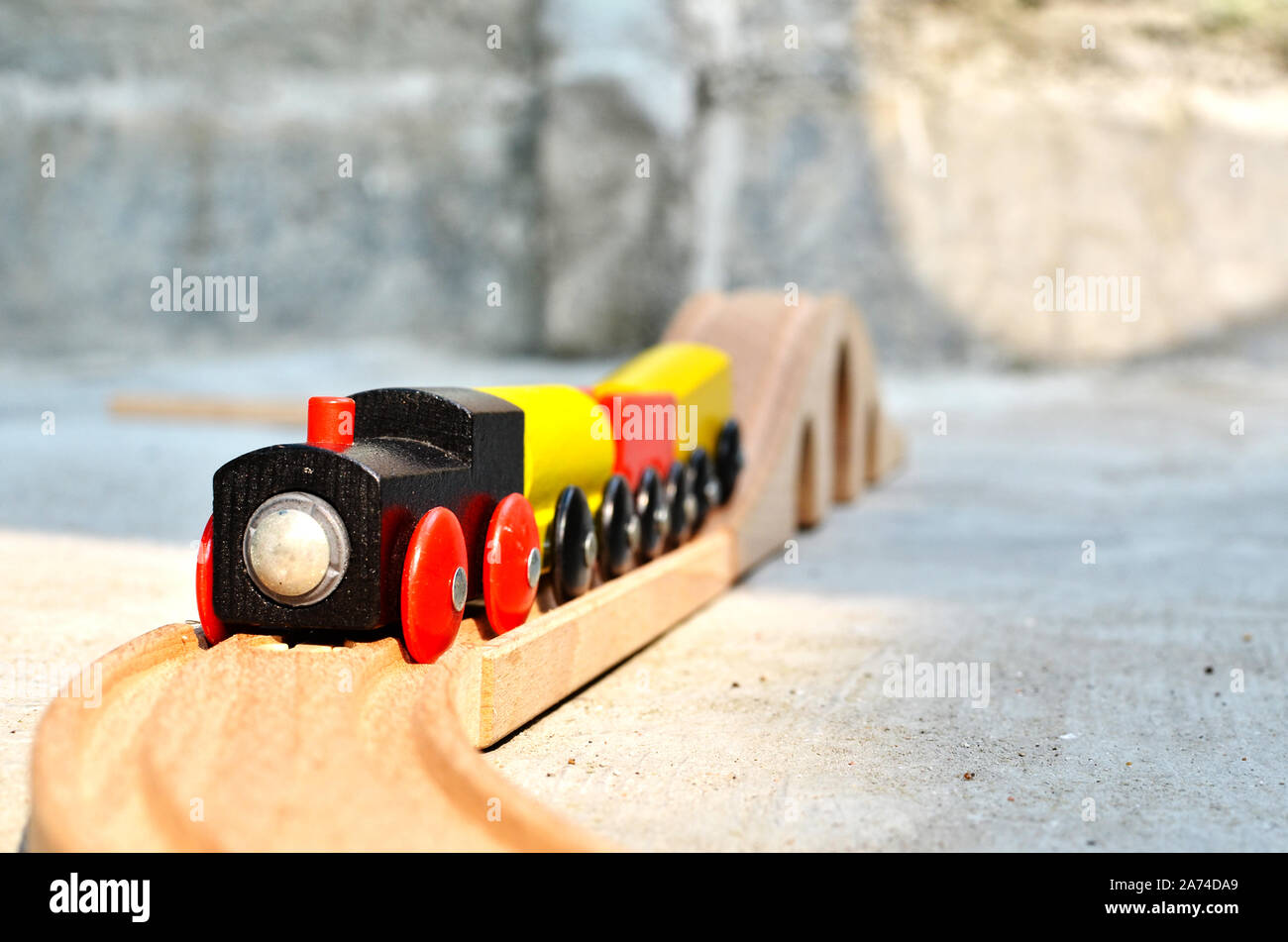 Hölzerne Spielzeugeisenbahn auf dem Spielplatz Stockfoto