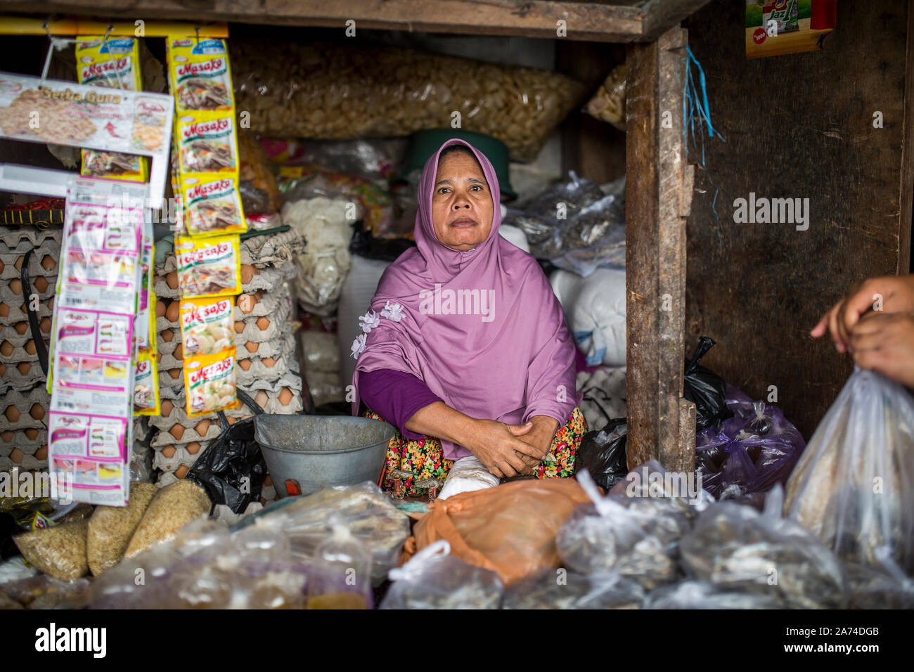 SEMBALUN LAWANG, Indonesien - 26. AUGUST 2017: Lokale Mitarbeiter arbeiten bei den traditionellen Markt in Sembalun Lawang. Stockfoto