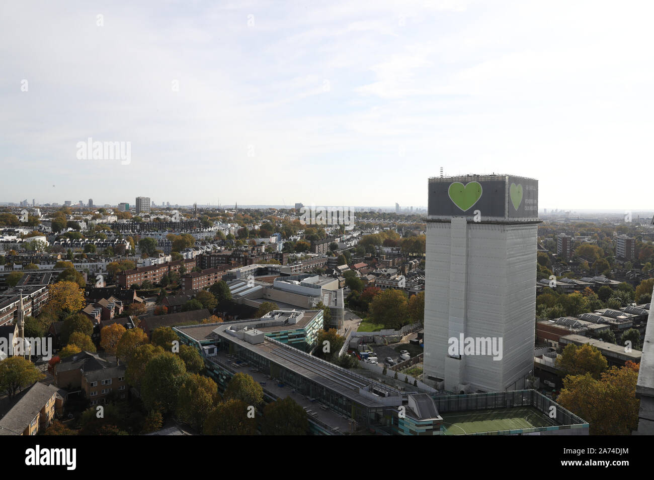 Die Grenfell Turm im Westen Londons mit dem Tag, an dem der erste Bericht von der öffentlichen Untersuchung das Feuer, das 72 Menschenleben gefordert wird veröffentlicht. Stockfoto