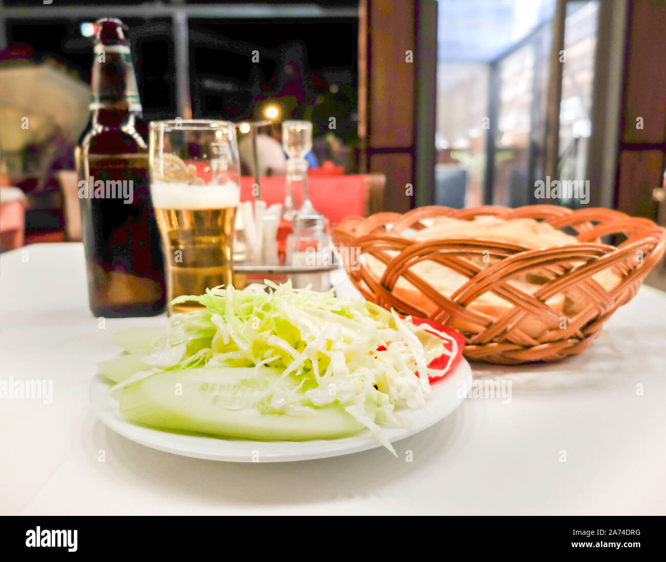 An ein Restaurant in Montenegros Hauptstadt. mit Salat Dressing, Olivenöl, Salz, Pfeffer, und Bier. Stockfoto