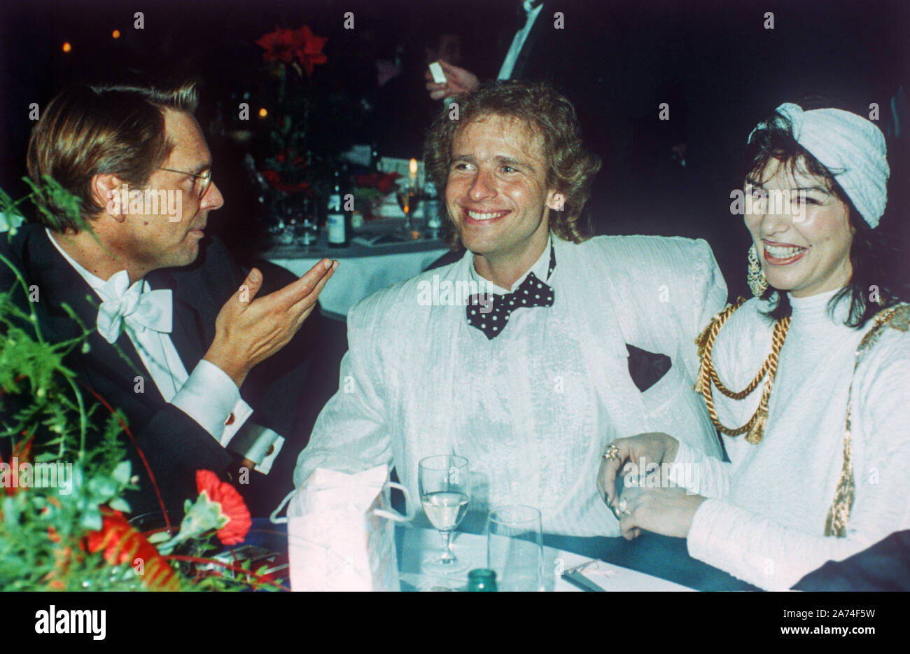 Modemacher Wolfgang Joop (l) am 2. Februar 1988 an die Presse Ball in  Hamburg im Gespräch mit Thomas und Thea Gottschalk. Joop wurde am  18.11.1944 in Potsdam geboren. | Verwendung weltweit Stockfotografie - Alamy