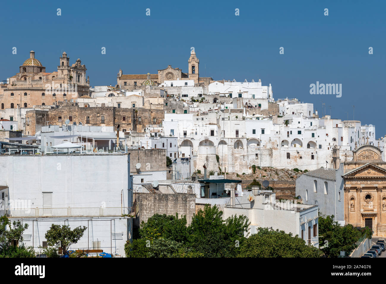 Blick auf die weiß getünchten Häuser in der Altstadt von Ostuni vom Corso Vittorio Emanuele II - Ostuni, Apulien (Puglia) im südlichen Italien Stockfoto