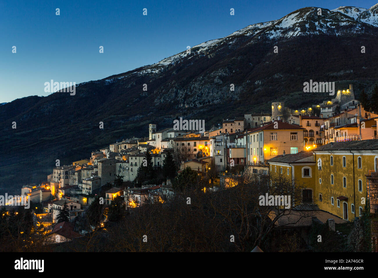 Mountain Village in der Dämmerung. Barrea,. Abruzzen Stockfoto