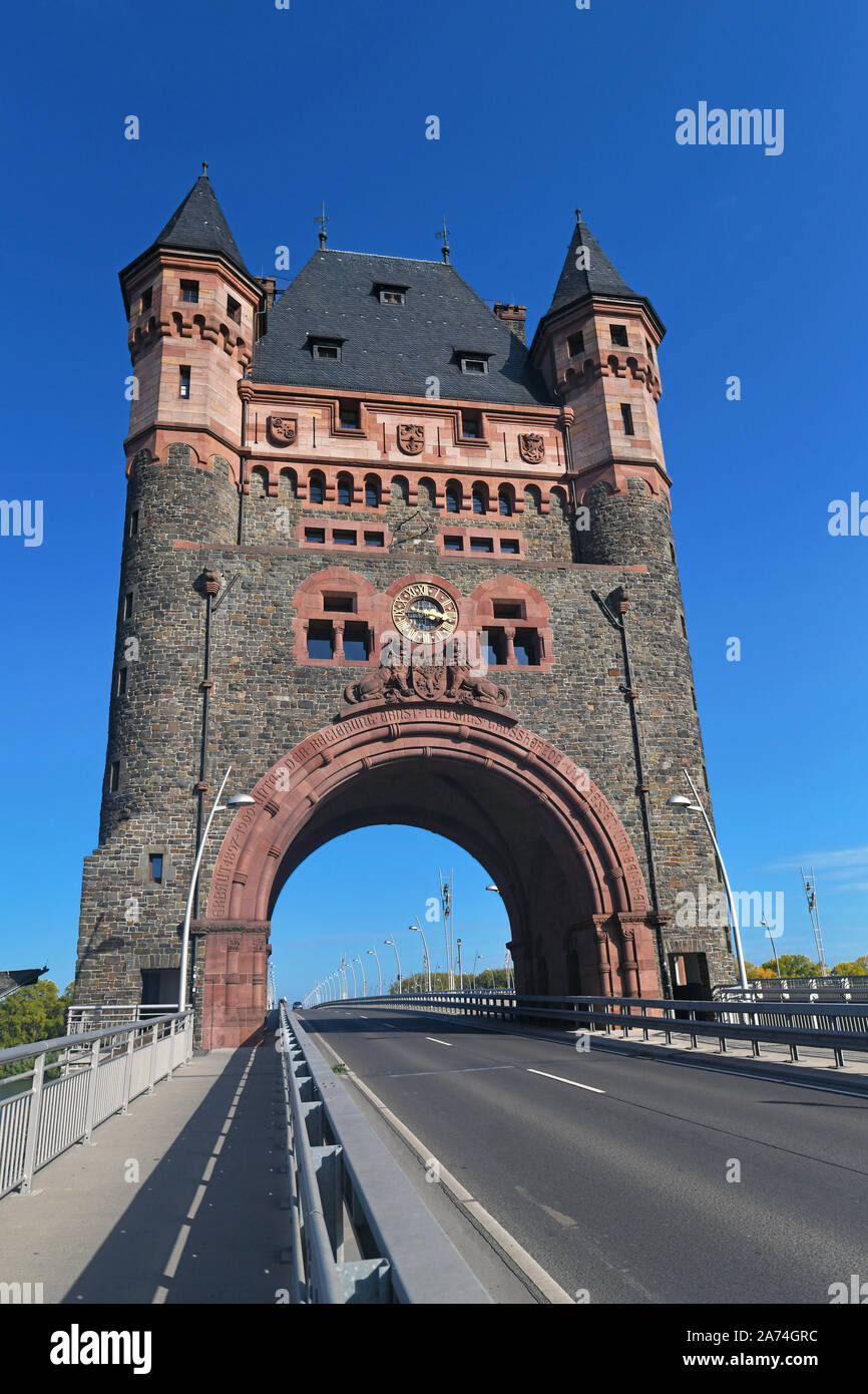 Historischen Kulturdenkmal Turm Wahrzeichen "nibelungenbrücke" oder "Nibelungentor" auf der Brücke in der Stadt Worms in Deutschland Stockfoto