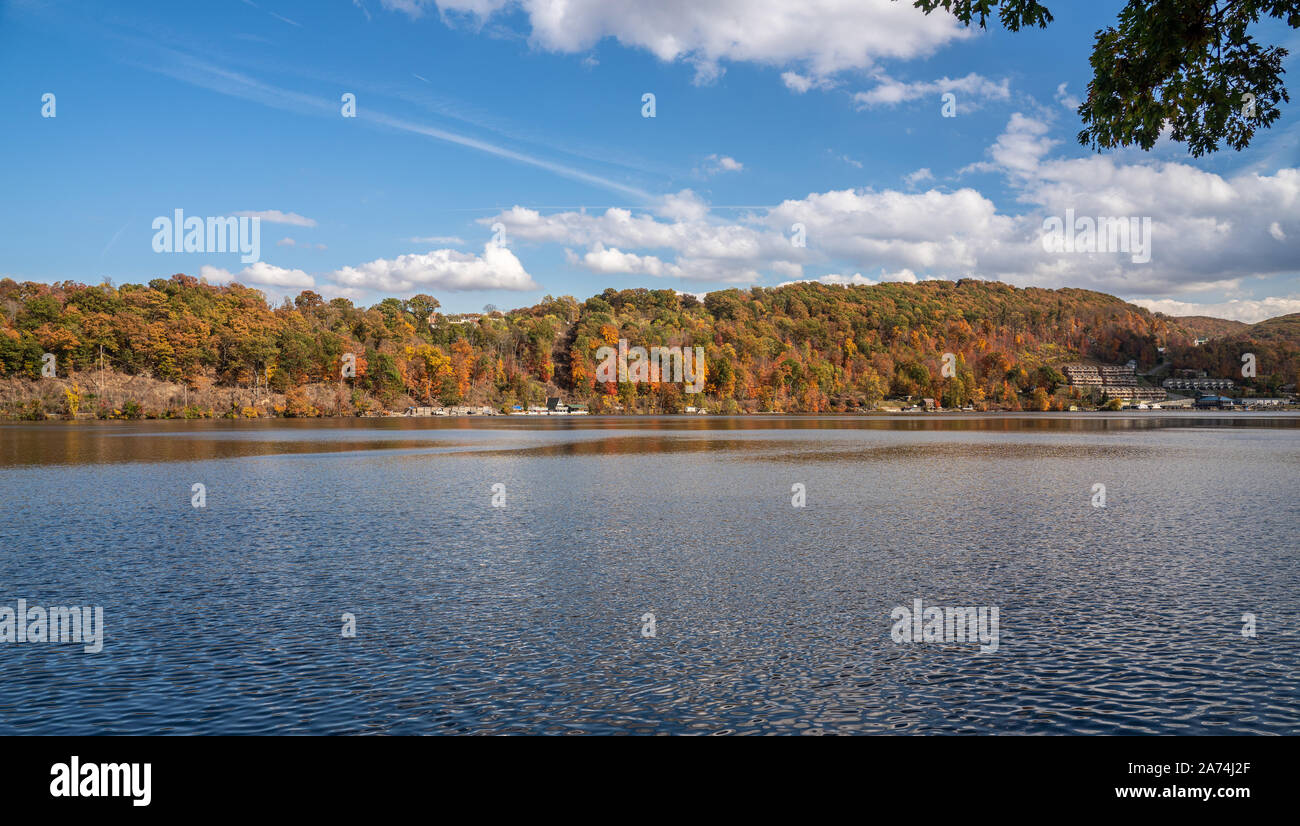 Panorama der Herbst Herbst Farben Cheat See in der Umgebung von der Wasserseite aus der Nähe von Morgantown, West Virginia Stockfoto