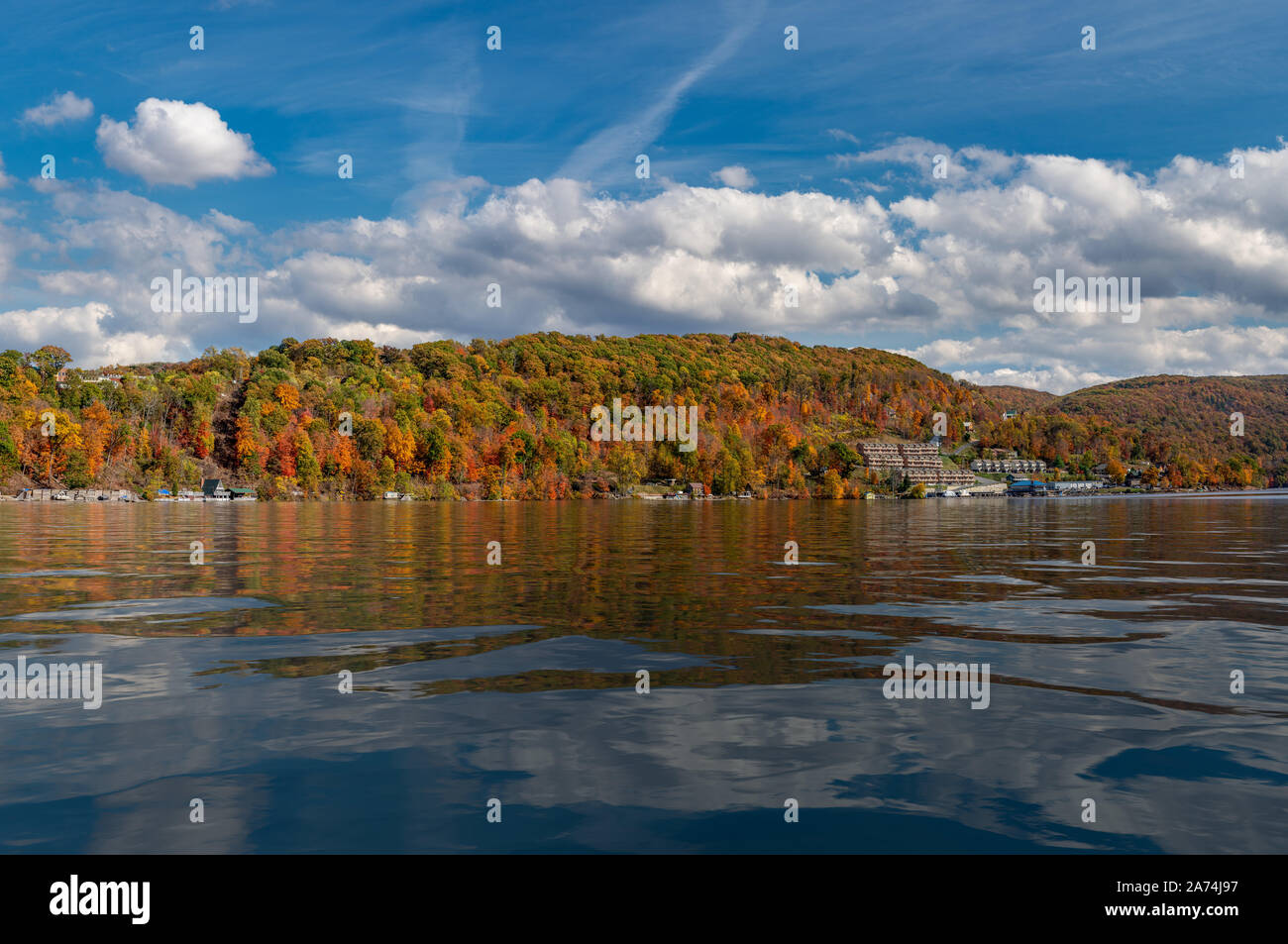 Panorama der Herbst Herbst Farben umliegenden Cheat See mit künstlicher Oberfläche in der Nähe von Morgantown, West Virginia Stockfoto