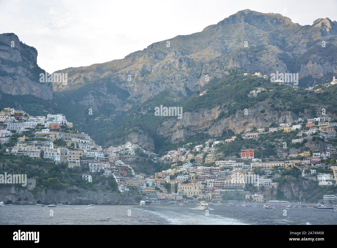 POSITANO, Italien - 23 AUGUST, 2018: Der Blick auf Positano Beach und die bunten Häuser auf dem Hügel von oben Stockfoto