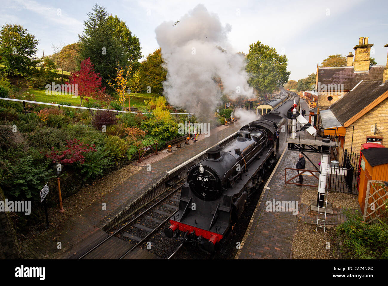 Eine Dampflok geht durch Arley Station auf dem Severn Valley Railway in Worcestershire, die für Halloween dekoriert ist. PA-Foto. Bild Datum: Mittwoch, 30. Oktober 2019. Photo Credit: Jacob König/PA-Kabel Stockfoto