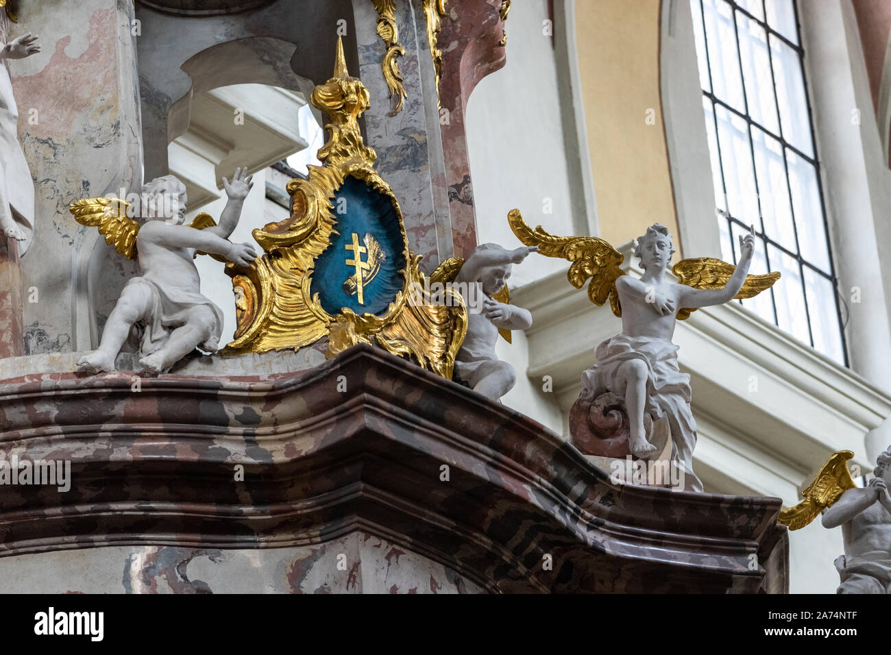 Detail von eine des Rokoko Altäre mit Kartusche und weiße Engel der dominikanische Kirche des Heiligen Geistes Geist in Vilnius, Litauen Stockfoto Detail von eine des Rokoko Altäre mit Kartusche und weiße Engel der dominikanische Kirche des Heiligen Geistes Geist in Vilnius, Litauen Stockfoto
