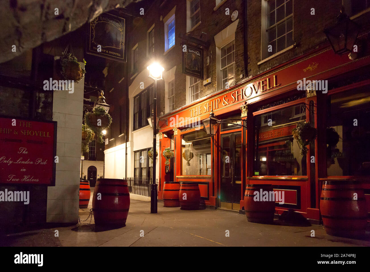 Schiff und Schaufel Pub bei Nacht, Charing Cross, London Stockfoto