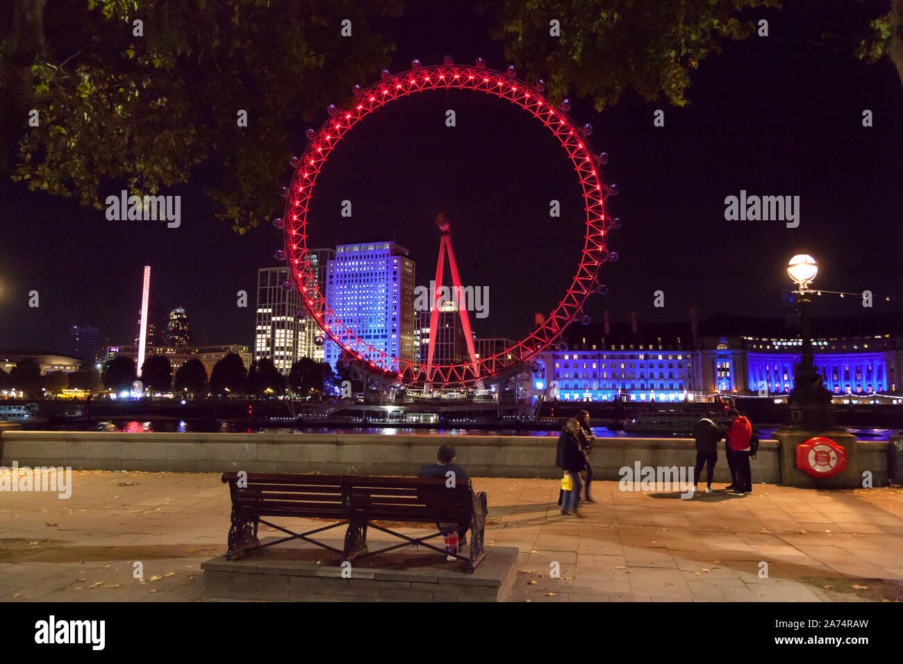 London Eye bei Nacht von Victoria Embankment, Westminster, London gesehen Stockfoto