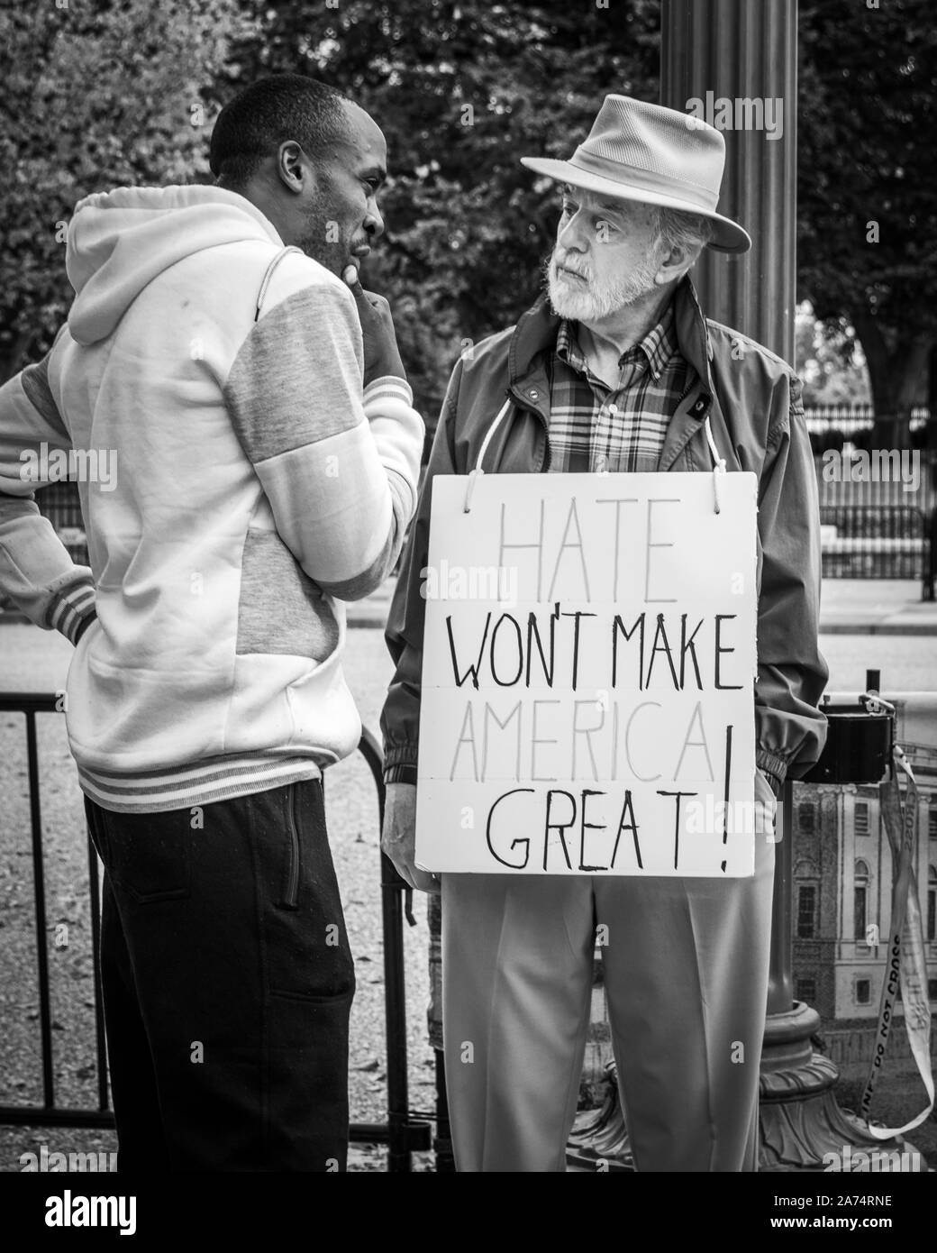 Wandern durch das Weiße Haus, stolperte ich nach zwei Herren in eine Diskussion über den Status der Nation. Stockfoto