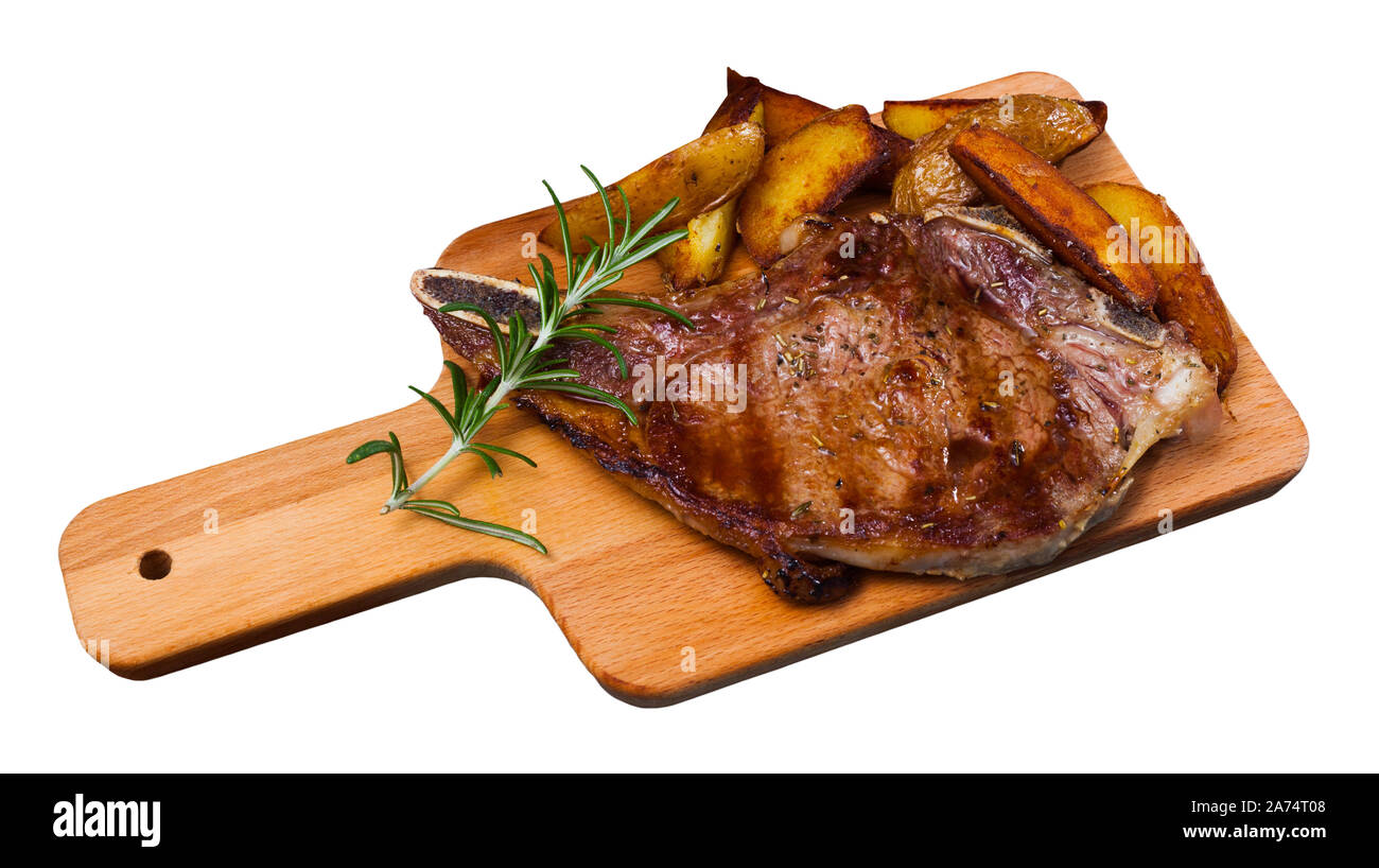 Appetitlich herzhaftes Rindfleisch Entrecote mit Bratkartoffeln auf Holz serviert. Auf weissem Hintergrund Stockfoto