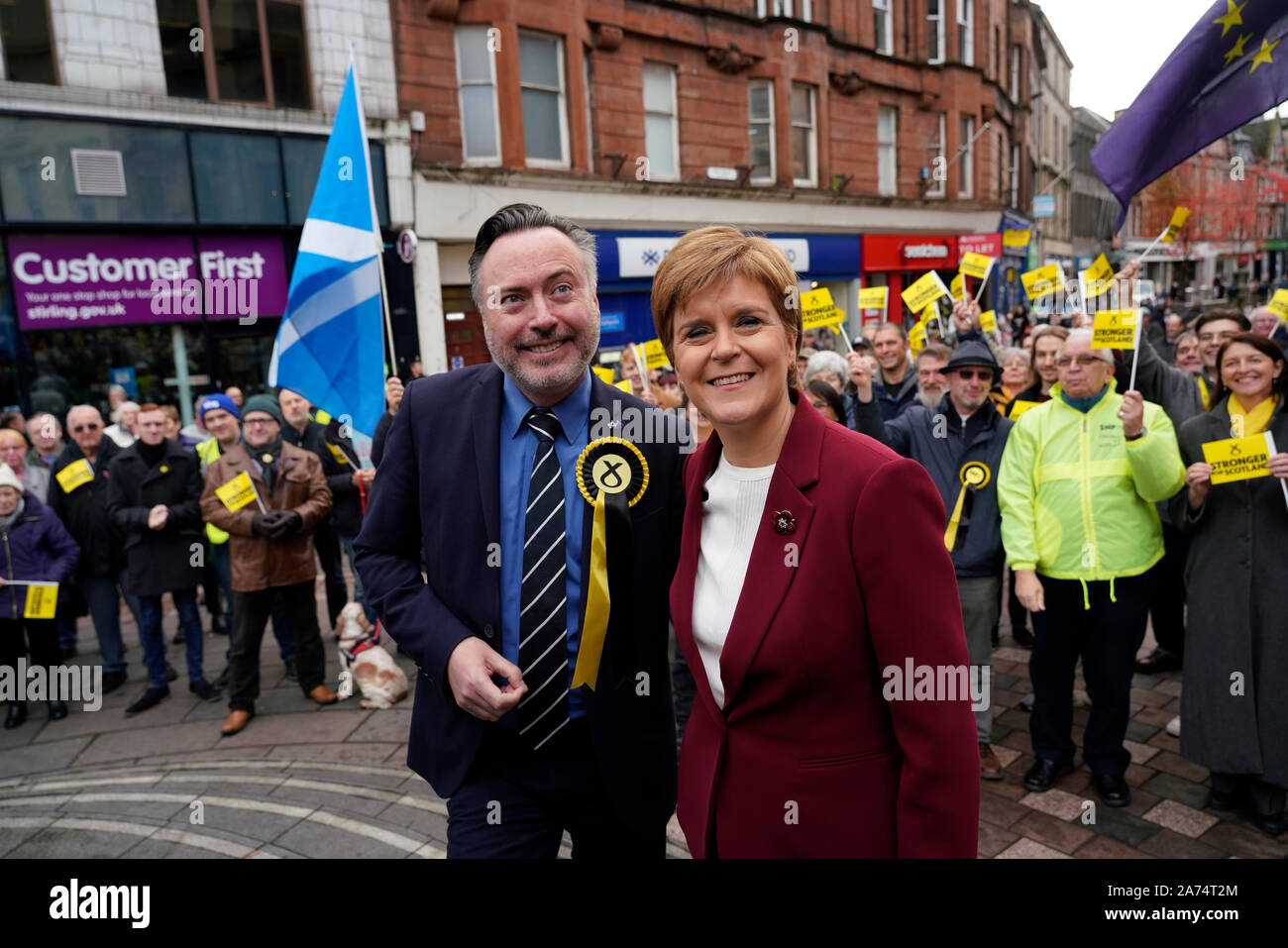 Stirling, Schottland, Großbritannien. 30 Okt, 2019. Schottlands Erster Minister Nicola Sturgeon joined SNP Kandidat für Stirling Alyn Smith für eine Kampagne Fall an Made in Stirling Store und Kreative Hub in Stirling. Während eines Rundganges wandte sie sich eine Gruppe von SNP-Unterstützer und erklärte, dass eine für die SNP gewinnen Sie eine eindeutige und unwiderstehlichen Nachfrage nach Schottland's Recht, die eigene Zukunft zu wählen wäre. Credit: Iain Masterton/Alamy leben Nachrichten Stockfoto