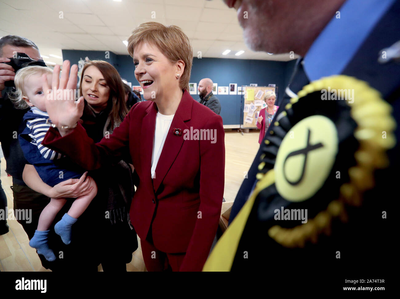 SNP-Chef Nicola Sturgeon verbindet Alyn Smith, Kandidaten der SNP für Stirling, besuchen Sie die Hergestellt in Stirling Store und Kreative Hub, während die allgemeine Wahl Kampagne Spur in der Stadt. Stockfoto