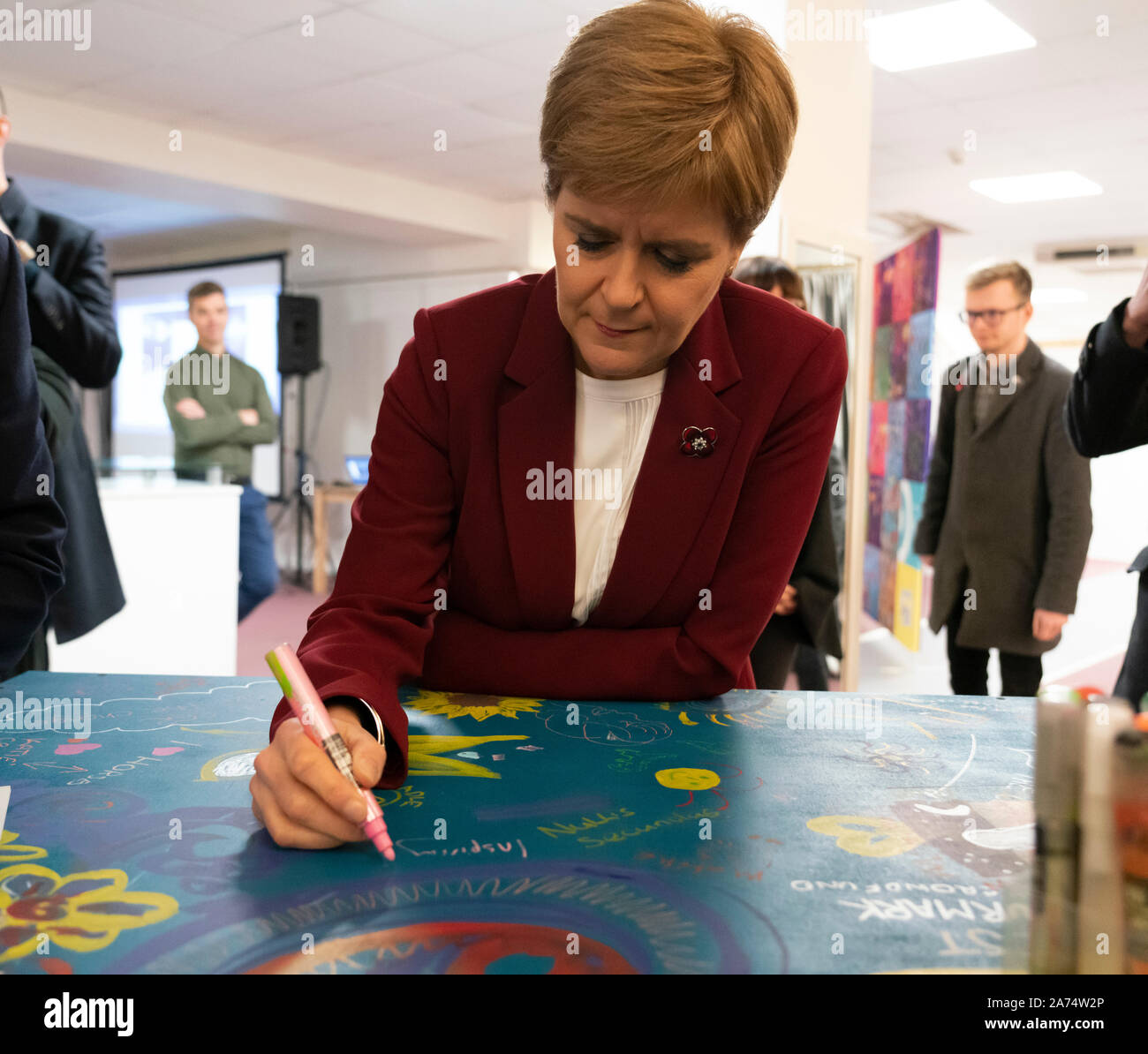 Stirling, Schottland, Großbritannien. 30 Okt, 2019. Schottlands Erster Minister Nicola Sturgeon joined SNP Kandidat für Stirling Alyn Smith für eine Kampagne Fall an Made in Stirling Store und Kreative Hub in Stirling. Während eines Rundganges wandte sie sich eine Gruppe von SNP-Unterstützer und erklärte, dass eine für die SNP gewinnen Sie eine eindeutige und unwiderstehlichen Nachfrage nach Schottland's Recht, die eigene Zukunft zu wählen wäre. Credit: Iain Masterton/Alamy leben Nachrichten Stockfoto