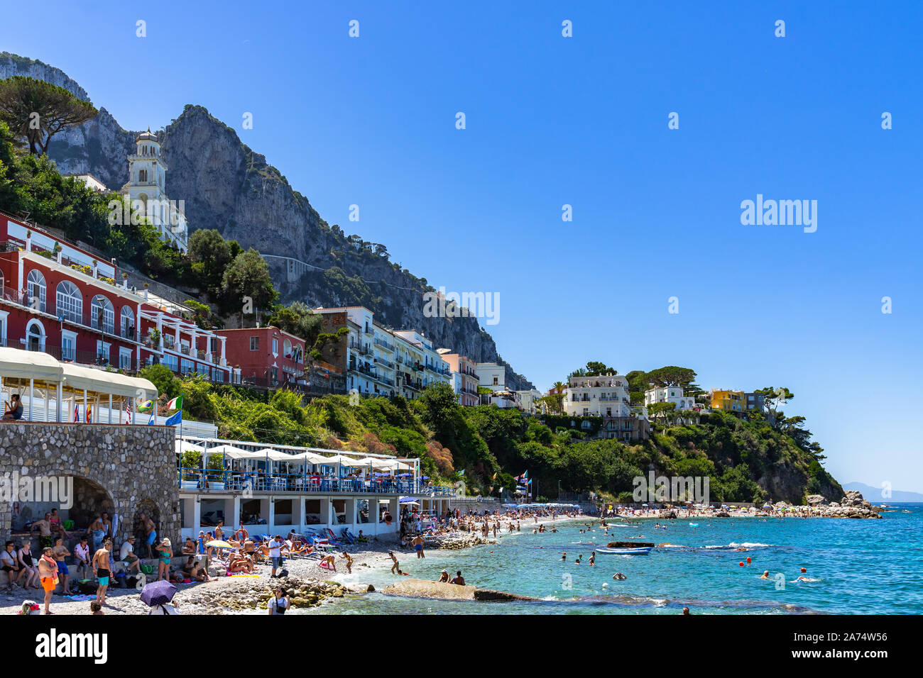Blick auf Cala Grande Beach in Capri in der Nähe von Marina. Capri, Kampanien, Italien, Juni 2019 Stockfoto