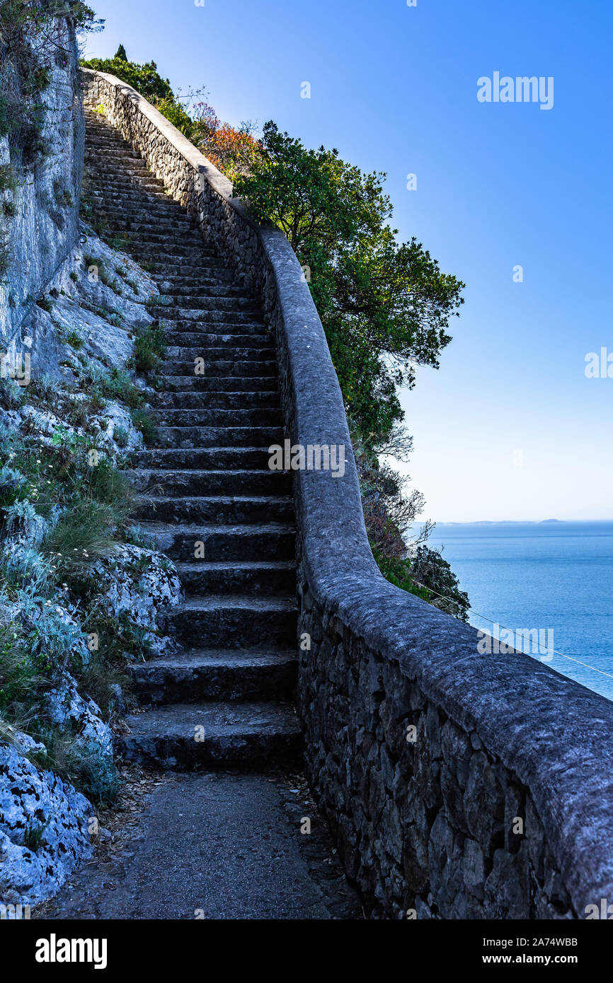 Scala Fenicia (phönizisch Schritte) ist steile Steintreppe aus Capri Marina Grande auf Capri, Kampanien, Italien Stockfoto