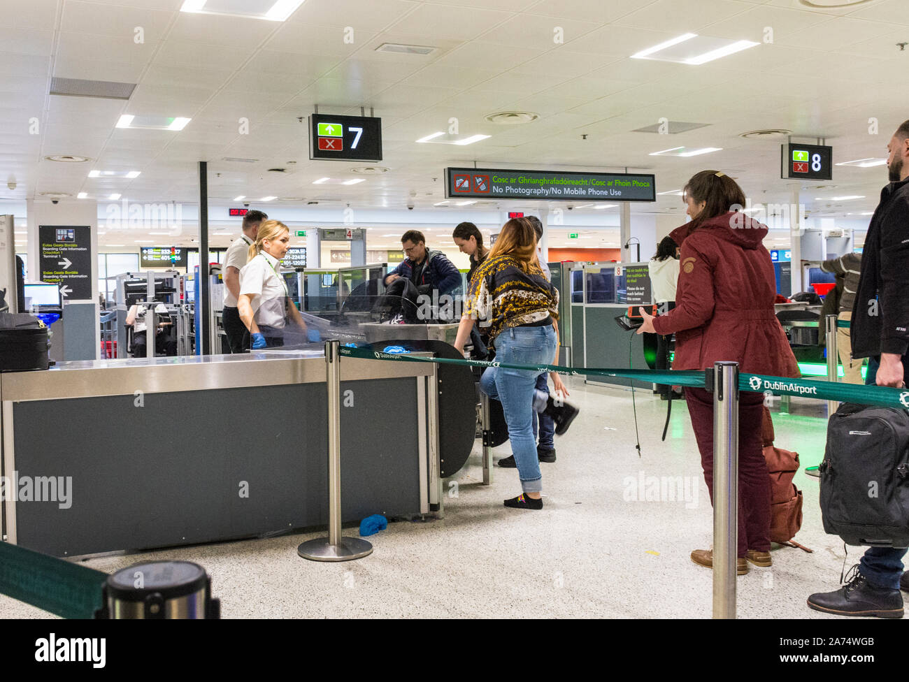 Dublin Airport, Terminal 1, Irland. Passagiere durch die Sicherheitskontrolle in Abflughalle. Stockfoto
