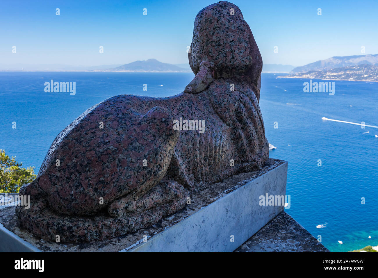 Die Sphinx von Villa San Michele auf dem Aussichtspunkt mit Blick auf den Golf von Neapel, Capri, Kampanien, Italien Stockfoto