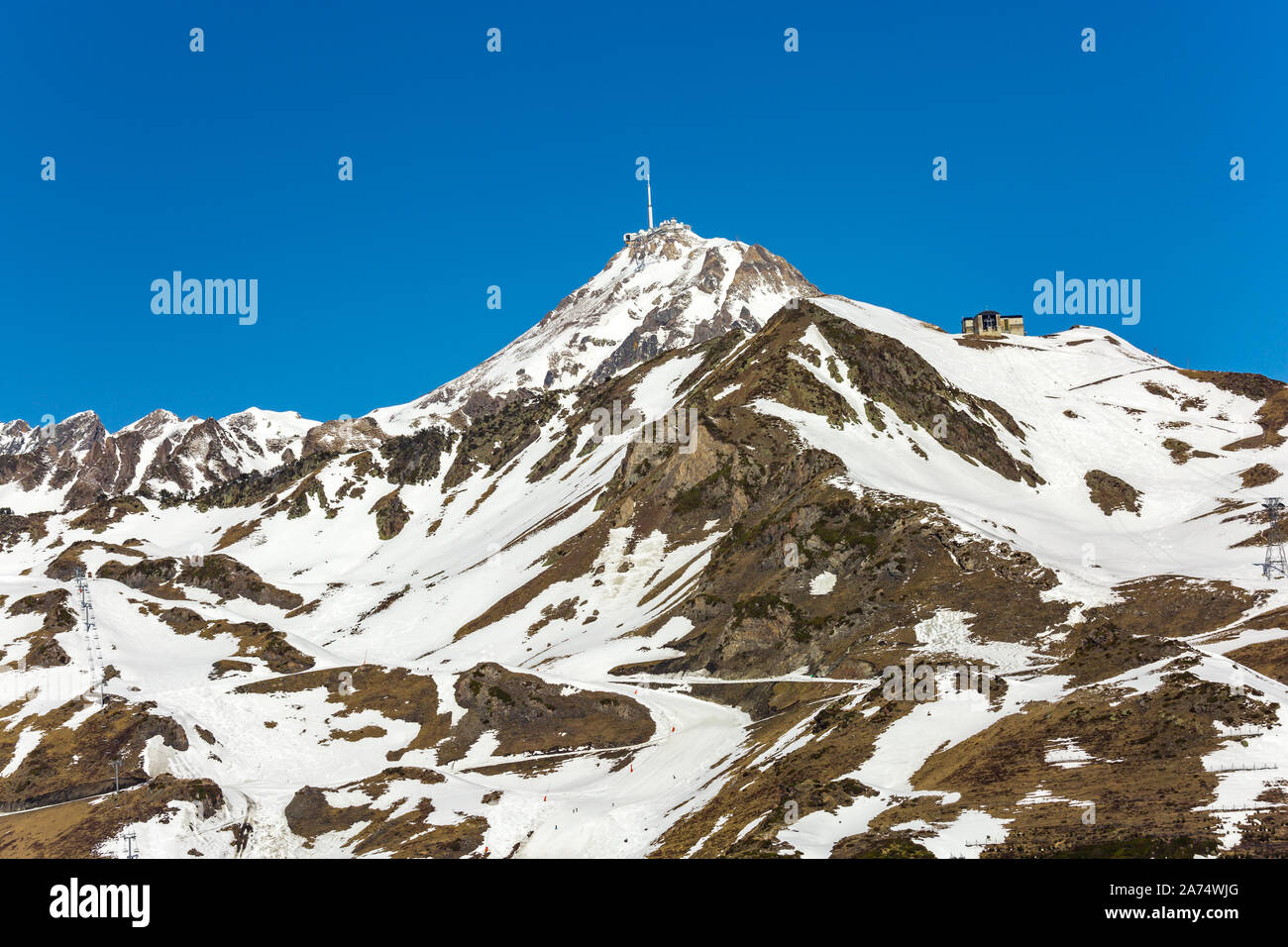 Blick auf den Pic du Midi de Bigorre mit weißem Schnee gegen den wolkenlosen blauen Himmel an einem sonnigen Tag in der Natur Stockfoto